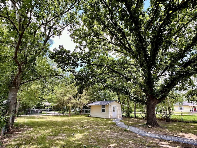 view of yard featuring an outdoor structure