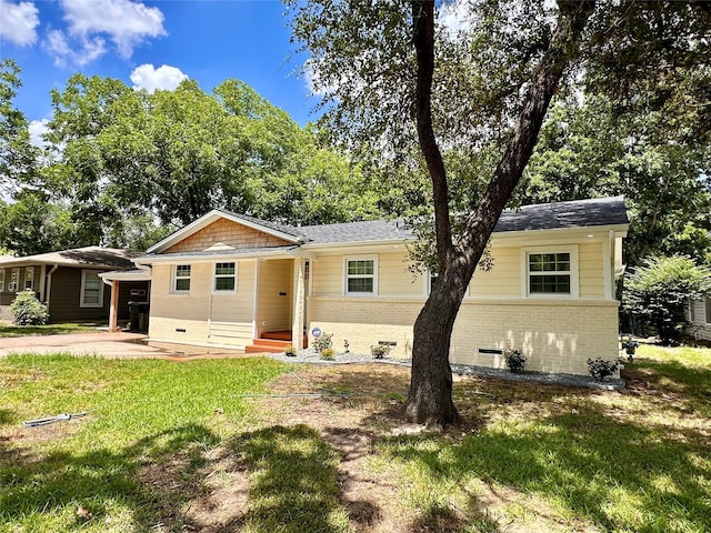 view of front of property featuring a front lawn