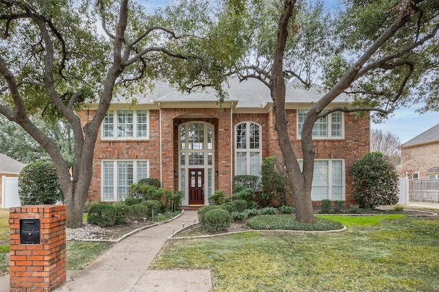 view of front facade with a front yard