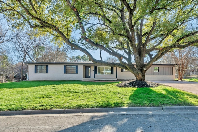 single story home featuring a front lawn