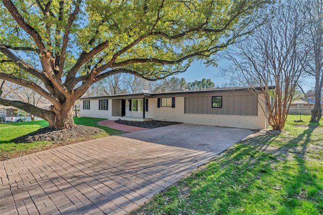 ranch-style home featuring a front yard