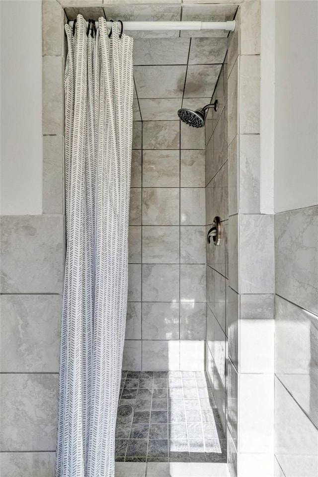 bathroom featuring curtained shower