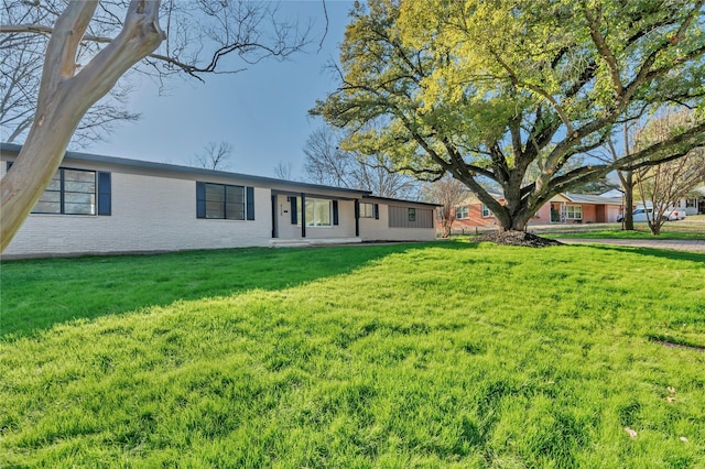 view of front facade featuring a front lawn