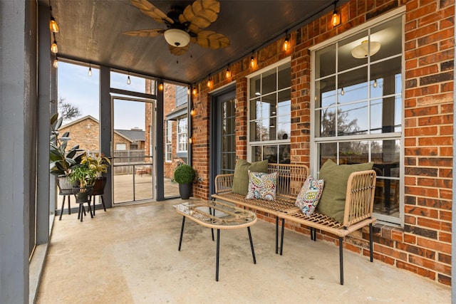 sunroom with ceiling fan