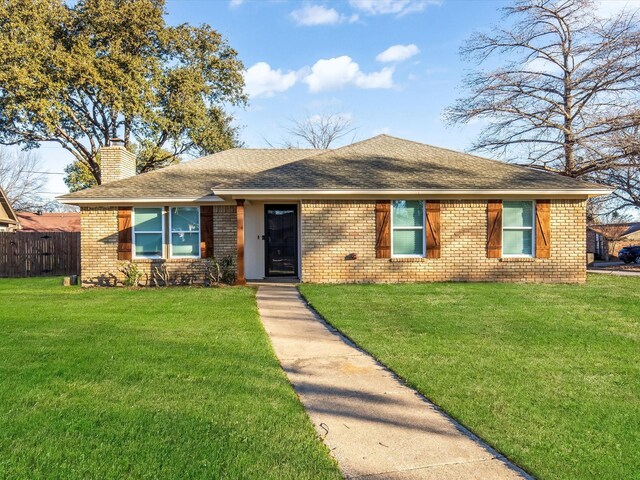 single story home featuring a front lawn