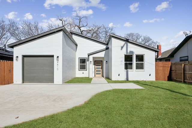 view of front facade featuring a garage and a front lawn