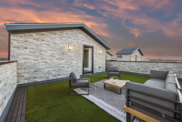 exterior space featuring an outdoor living space and a yard