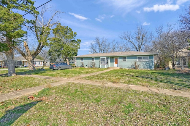 ranch-style home featuring a front lawn