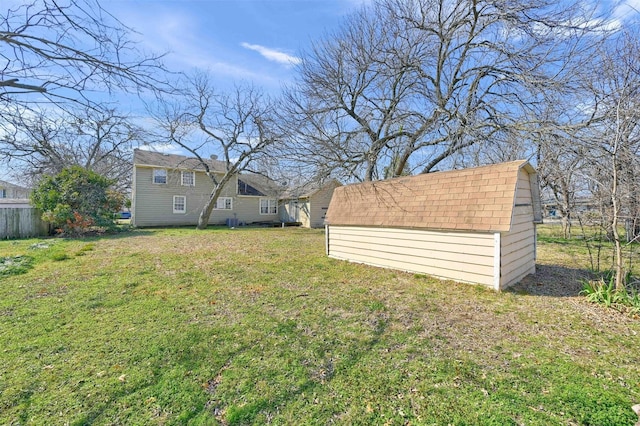 view of yard featuring a storage shed