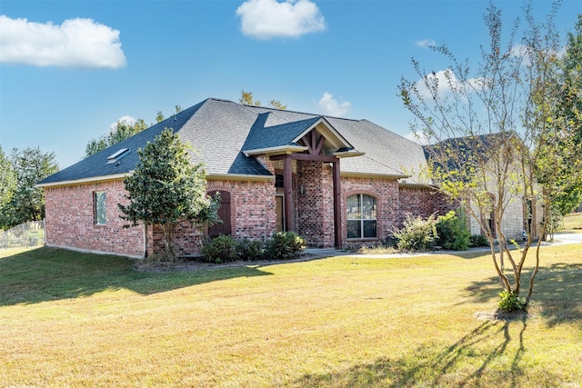 view of front of home featuring a front yard