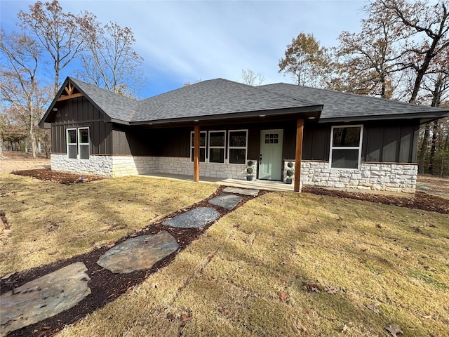 view of front of home featuring a front lawn