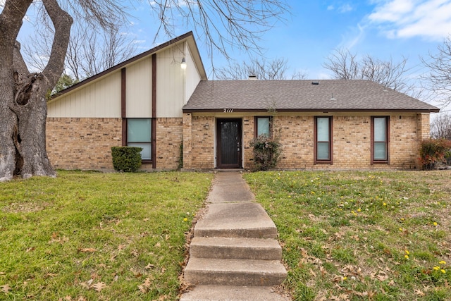 view of front of home featuring a front yard