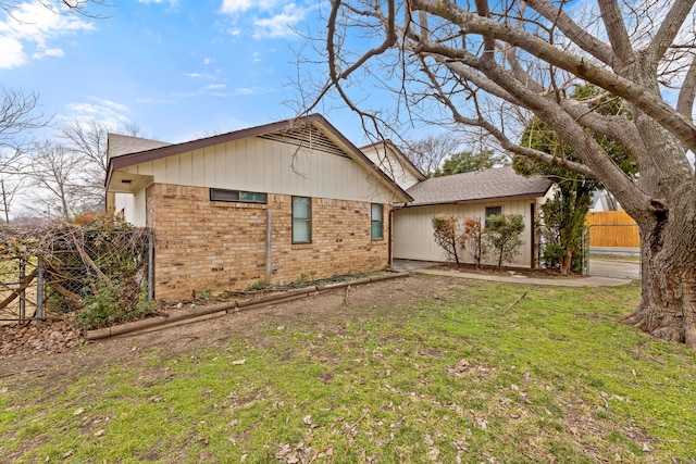 view of front of property with a front lawn