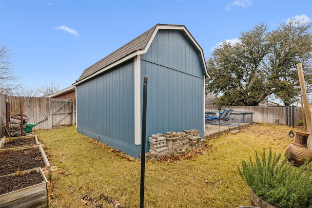 view of outdoor structure with a yard