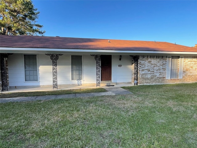 ranch-style house featuring a front yard