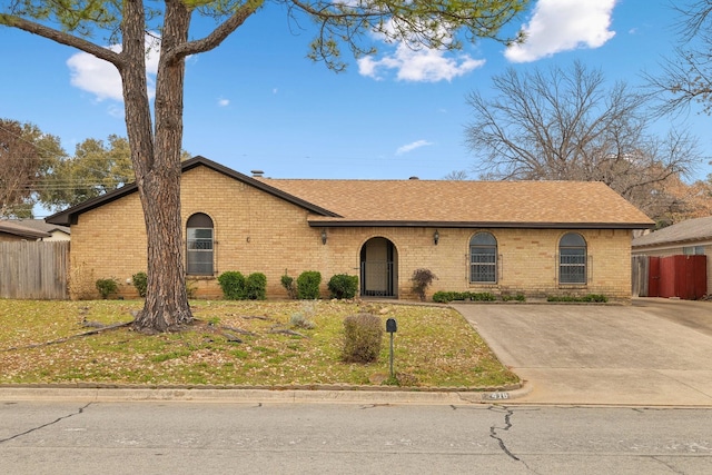 single story home with a front lawn