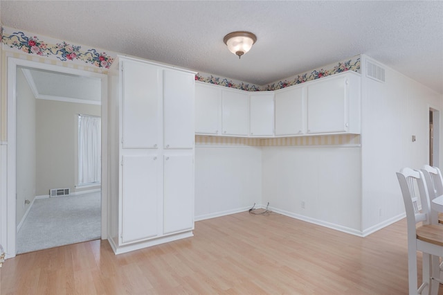 walk in closet with light hardwood / wood-style floors