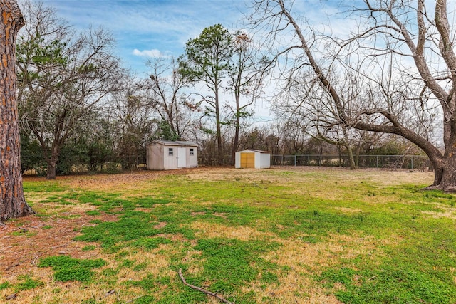 view of yard featuring a shed