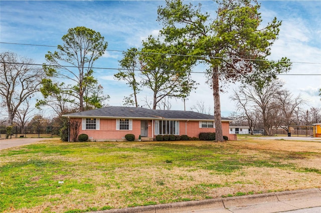 single story home with a front lawn