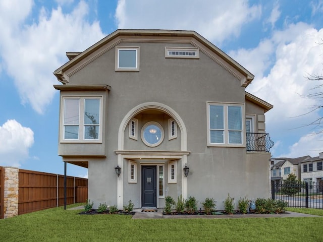 view of front of property featuring a front lawn