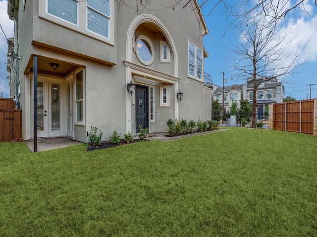 entrance to property featuring a yard