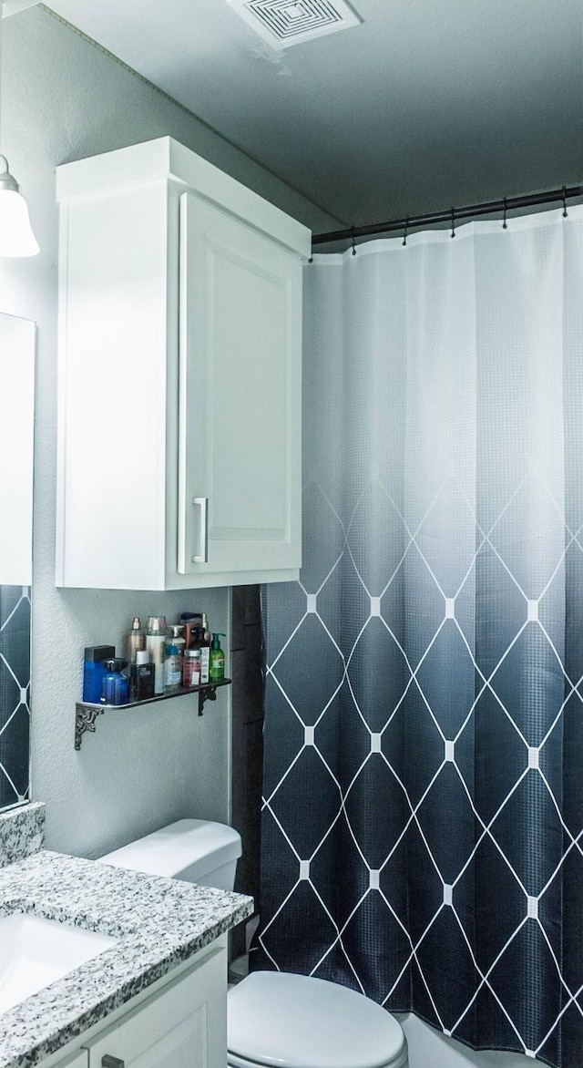 full bath with toilet, a shower with curtain, visible vents, and vanity