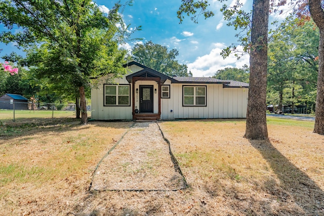 view of front of house featuring a front yard