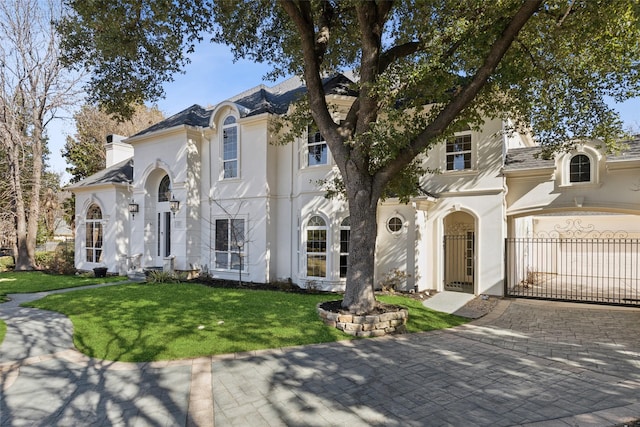 view of front of property with a front yard