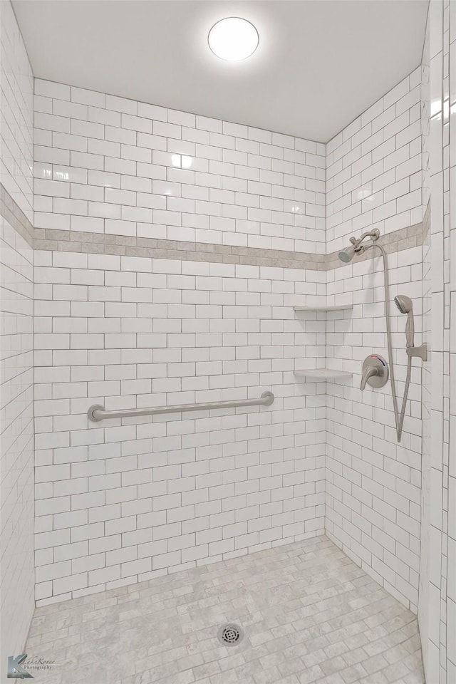 bathroom featuring tiled shower