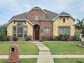 view of front facade featuring a front lawn