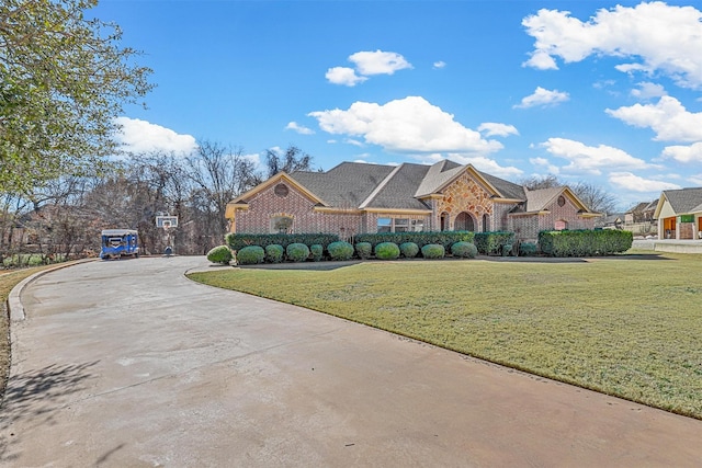 view of front facade with a front lawn