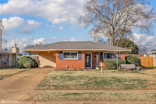 view of front of property featuring a carport and a front yard