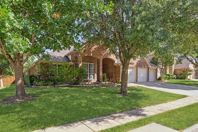 view of front of property featuring a front lawn