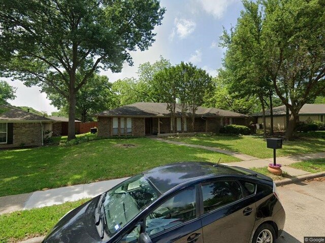 ranch-style house featuring a front lawn