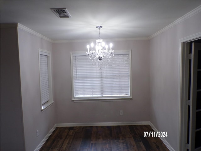 empty room with dark wood-type flooring, ornamental molding, and a chandelier