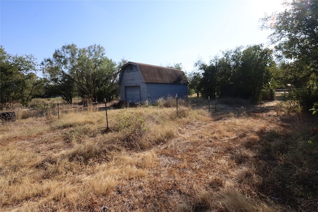 view of yard featuring an outdoor structure