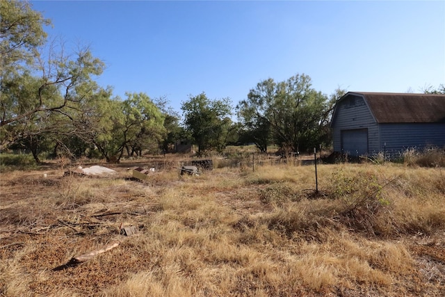 view of yard featuring an outdoor structure