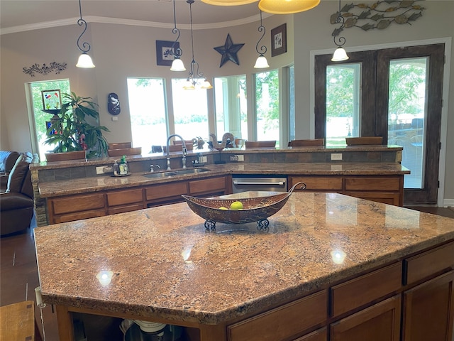 kitchen with sink, crown molding, and a kitchen island