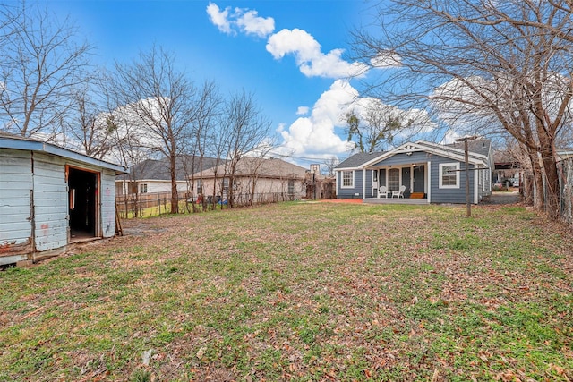 view of yard featuring a storage shed