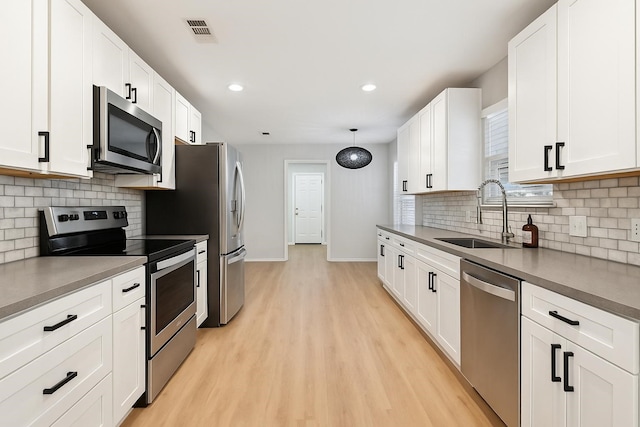 3404 Peachtree Ln, Pantego, TX 76013 - kitchen with stainless steel appliances, a sink, baseboards, decorative backsplash, and recessed lighting