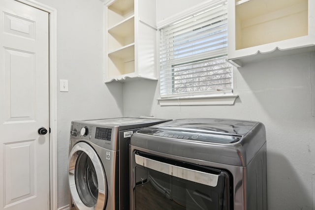 3404 Peachtree Ln, Pantego, TX 76013 - clothes washing area featuring independent washer and dryer
