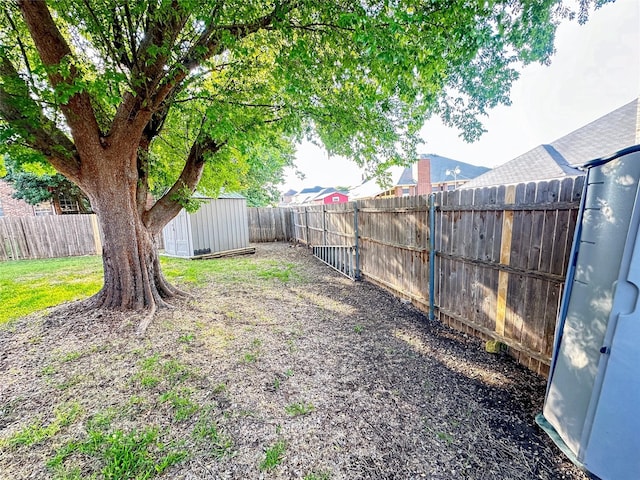 view of yard featuring a storage unit