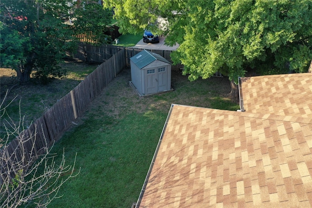 view of yard featuring a storage shed