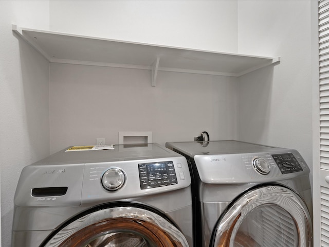 laundry room with washing machine and dryer