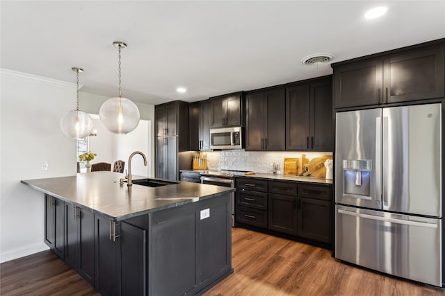 kitchen with sink, appliances with stainless steel finishes, dark hardwood / wood-style floors, decorative backsplash, and decorative light fixtures