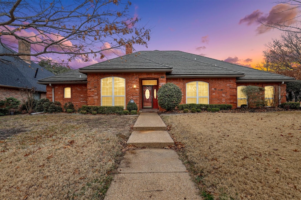 view of front of home featuring a yard