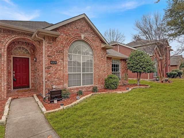 view of front of property with a front lawn