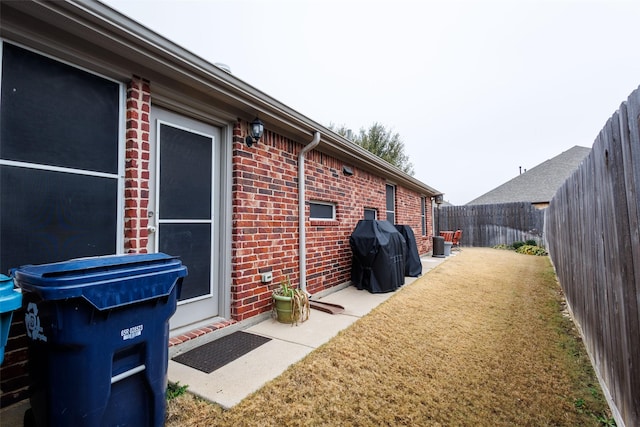 view of side of property featuring a lawn