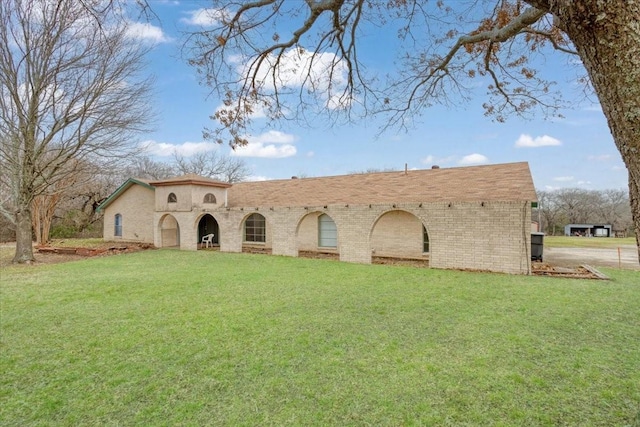 view of front of home featuring a front yard