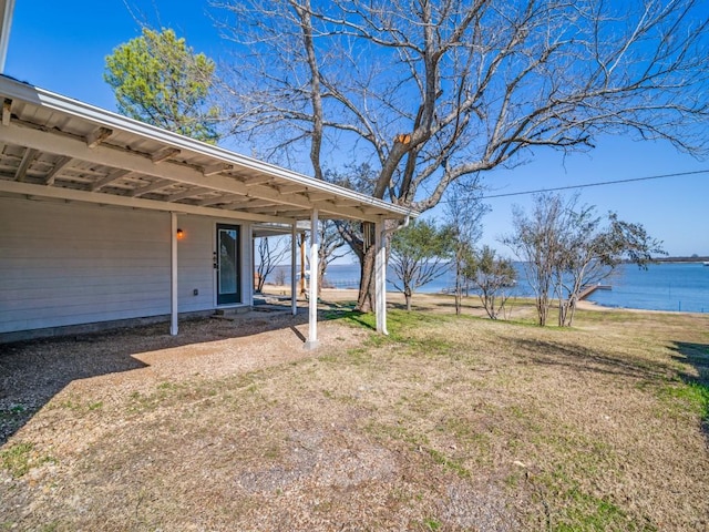 view of yard featuring a water view